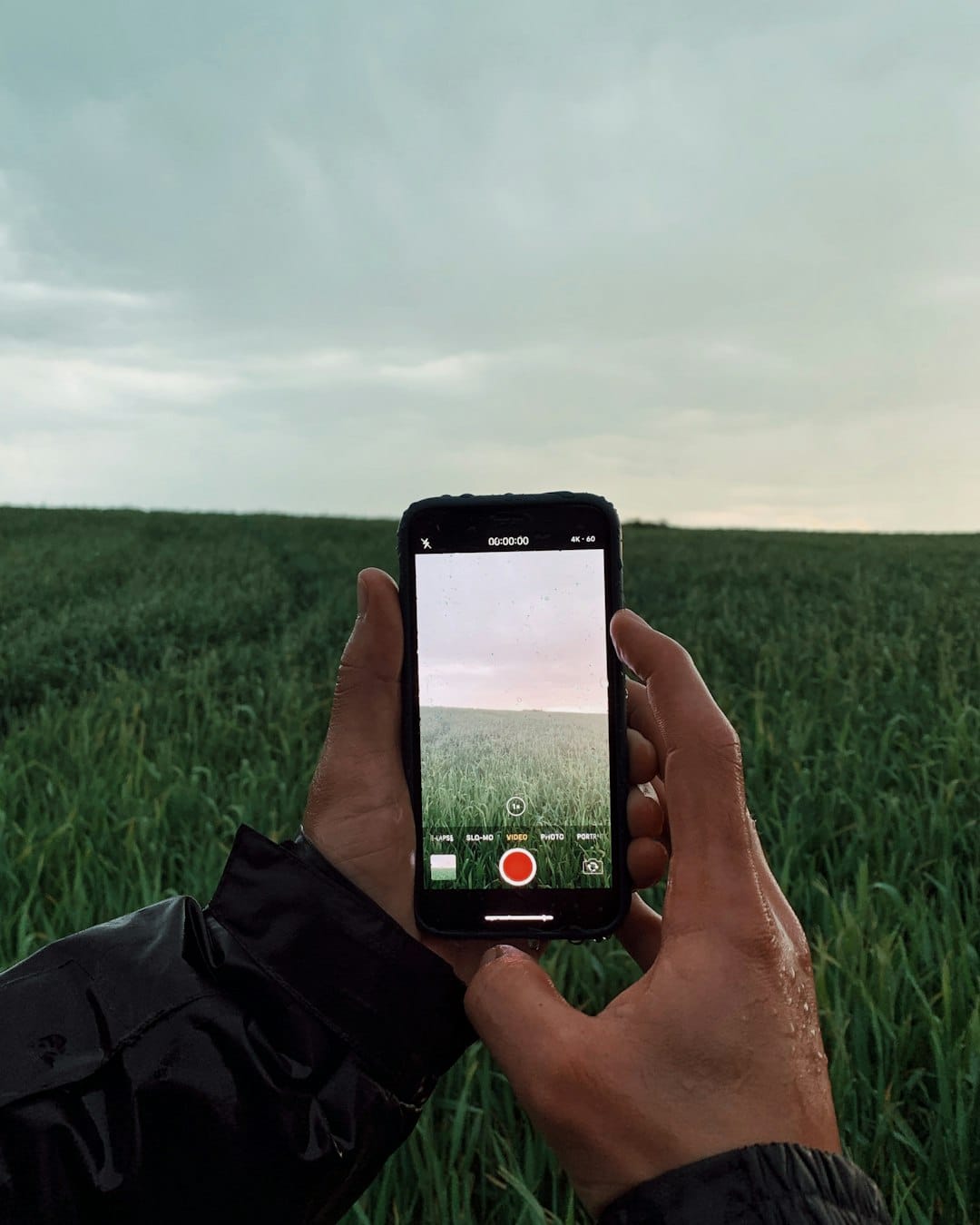 Celular na lavoura exibindo mensagens